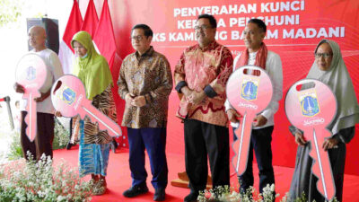 Penuhi Janji Kampanye, Gubernur Pramono Serahkan Kunci Rusun JIS ke Warga Kampung Bayam