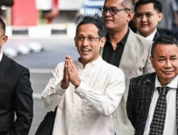 Faktakalbar.id, NASIONAL – Kejaksaan Agung (Kejagung) mengungkap adanya dugaan perjanjian co-investment antara Google dan Kementerian Pendidikan, Kebudayaan, Riset, dan Teknologi (Kemendikbudristek) dalam proyek pengadaan laptop Chromebook yang dijalankan pada masa kepemimpinan Menteri Nadiem Makarim.  Baca Juga: Kejagung Ungkap Peran Nadiem Makarim dalam Kasus Korupsi Digitalisasi Pendidikan  Direktur Penyidikan Jaksa Agung Muda Tindak Pidana Khusus, Abdul Qohar, menjelaskan bahwa perjanjian tersebut merupakan bagian dari pembahasan rencana digitalisasi pendidikan nasional, yang dimulai sejak awal masa jabatan Nadiem Makarim.  “Pada bulan Februari dan April 2020, NAM bertemu dengan pihak Google yaitu WKM dan PRA membicarakan pengadaan TIK di Kemendikbudristek,” ungkap Abdul Qohar dalam konferensi pers, Selasa (15/7).  Pertemuan awal itu ditindaklanjuti oleh Staf Khusus Mendikbudristek, Jurist Tan.  Ia bertemu dengan pihak Google untuk membahas teknis pengadaan laptop Chromebook dengan sistem operasi Chrome OS.  Baca Juga: Kejagung Tetapkan 4 Tersangka Korupsi Pengadaan Laptop ChromeOS di Kemendikbudristek  Dalam proses tersebut, disampaikan adanya rencana co-investment senilai 30 persen dari nilai proyek yang akan diberikan oleh Google.  “Tersangka JT menyampaikan co-investment 30 persen dari Google untuk Kemendibudristek apabila pengadaan TIK Tahun 2020 sampai dengan 2022 menggunakan Chrome OS,” jelas Qohar.  Informasi tersebut diungkap dalam rapat resmi yang juga dihadiri oleh pejabat Kemendikbudristek, seperti Sekretaris Jenderal Hamid Muhammad, Direktur SMP periode 2020–2021 Mulyatsyah, dan Direktur SD periode 2020–2021 Sri Wahyuningsih.  Proyek pengadaan laptop Chromebook tersebut merupakan bagian dari Program Digitalisasi Pendidikan, yang berjalan sejak tahun 2019 hingga 2022.  Sebanyak 1,2 juta unit laptop dibeli untuk disalurkan ke sekolah-sekolah di seluruh Indonesia, termasuk wilayah terdepan, terluar, dan tertinggal (3T), dengan total anggaran mencapai Rp9,3 triliun.  Baca Juga: Kejagung Cegah Nadiem Makarim Bepergian ke Luar Negeri Terkait Kasus Korupsi Digitalisasi Pendidikan  Namun, kebijakan ini menuai kritik karena laptop Chromebook dinilai kurang efektif di wilayah 3T yang belum memiliki jaringan internet memadai.  Kejagung juga telah menetapkan empat orang tersangka dalam kasus ini, yakni:  Mulyatsyah (Direktur SMP 2020–2021)  Sri Wahyuningsih (Direktur SD 2020–2021)  Jurist Tan (mantan staf khusus Mendikbudristek)  Ibrahim Arief (mantan konsultan teknologi Kemendikbudristek)  Negara disebut mengalami kerugian hingga Rp1,98 triliun. Angka tersebut terdiri dari Rp480 miliar akibat software tidak layak pakai (CDM), serta mark up harga laptop sebesar Rp1,5 triliun.  Baca Juga: Kejagung Cegah Tiga Eks Stafsus Nadiem Makarim ke Luar Negeri  (*Red)