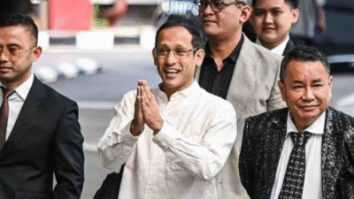 Faktakalbar.id, NASIONAL – Kejaksaan Agung (Kejagung) mengungkap adanya dugaan perjanjian co-investment antara Google dan Kementerian Pendidikan, Kebudayaan, Riset, dan Teknologi (Kemendikbudristek) dalam proyek pengadaan laptop Chromebook yang dijalankan pada masa kepemimpinan Menteri Nadiem Makarim.  Baca Juga: Kejagung Ungkap Peran Nadiem Makarim dalam Kasus Korupsi Digitalisasi Pendidikan  Direktur Penyidikan Jaksa Agung Muda Tindak Pidana Khusus, Abdul Qohar, menjelaskan bahwa perjanjian tersebut merupakan bagian dari pembahasan rencana digitalisasi pendidikan nasional, yang dimulai sejak awal masa jabatan Nadiem Makarim.  “Pada bulan Februari dan April 2020, NAM bertemu dengan pihak Google yaitu WKM dan PRA membicarakan pengadaan TIK di Kemendikbudristek,” ungkap Abdul Qohar dalam konferensi pers, Selasa (15/7).  Pertemuan awal itu ditindaklanjuti oleh Staf Khusus Mendikbudristek, Jurist Tan.  Ia bertemu dengan pihak Google untuk membahas teknis pengadaan laptop Chromebook dengan sistem operasi Chrome OS.  Baca Juga: Kejagung Tetapkan 4 Tersangka Korupsi Pengadaan Laptop ChromeOS di Kemendikbudristek  Dalam proses tersebut, disampaikan adanya rencana co-investment senilai 30 persen dari nilai proyek yang akan diberikan oleh Google.  “Tersangka JT menyampaikan co-investment 30 persen dari Google untuk Kemendibudristek apabila pengadaan TIK Tahun 2020 sampai dengan 2022 menggunakan Chrome OS,” jelas Qohar.  Informasi tersebut diungkap dalam rapat resmi yang juga dihadiri oleh pejabat Kemendikbudristek, seperti Sekretaris Jenderal Hamid Muhammad, Direktur SMP periode 2020–2021 Mulyatsyah, dan Direktur SD periode 2020–2021 Sri Wahyuningsih.  Proyek pengadaan laptop Chromebook tersebut merupakan bagian dari Program Digitalisasi Pendidikan, yang berjalan sejak tahun 2019 hingga 2022.  Sebanyak 1,2 juta unit laptop dibeli untuk disalurkan ke sekolah-sekolah di seluruh Indonesia, termasuk wilayah terdepan, terluar, dan tertinggal (3T), dengan total anggaran mencapai Rp9,3 triliun.  Baca Juga: Kejagung Cegah Nadiem Makarim Bepergian ke Luar Negeri Terkait Kasus Korupsi Digitalisasi Pendidikan  Namun, kebijakan ini menuai kritik karena laptop Chromebook dinilai kurang efektif di wilayah 3T yang belum memiliki jaringan internet memadai.  Kejagung juga telah menetapkan empat orang tersangka dalam kasus ini, yakni:  Mulyatsyah (Direktur SMP 2020–2021)  Sri Wahyuningsih (Direktur SD 2020–2021)  Jurist Tan (mantan staf khusus Mendikbudristek)  Ibrahim Arief (mantan konsultan teknologi Kemendikbudristek)  Negara disebut mengalami kerugian hingga Rp1,98 triliun. Angka tersebut terdiri dari Rp480 miliar akibat software tidak layak pakai (CDM), serta mark up harga laptop sebesar Rp1,5 triliun.  Baca Juga: Kejagung Cegah Tiga Eks Stafsus Nadiem Makarim ke Luar Negeri  (*Red)