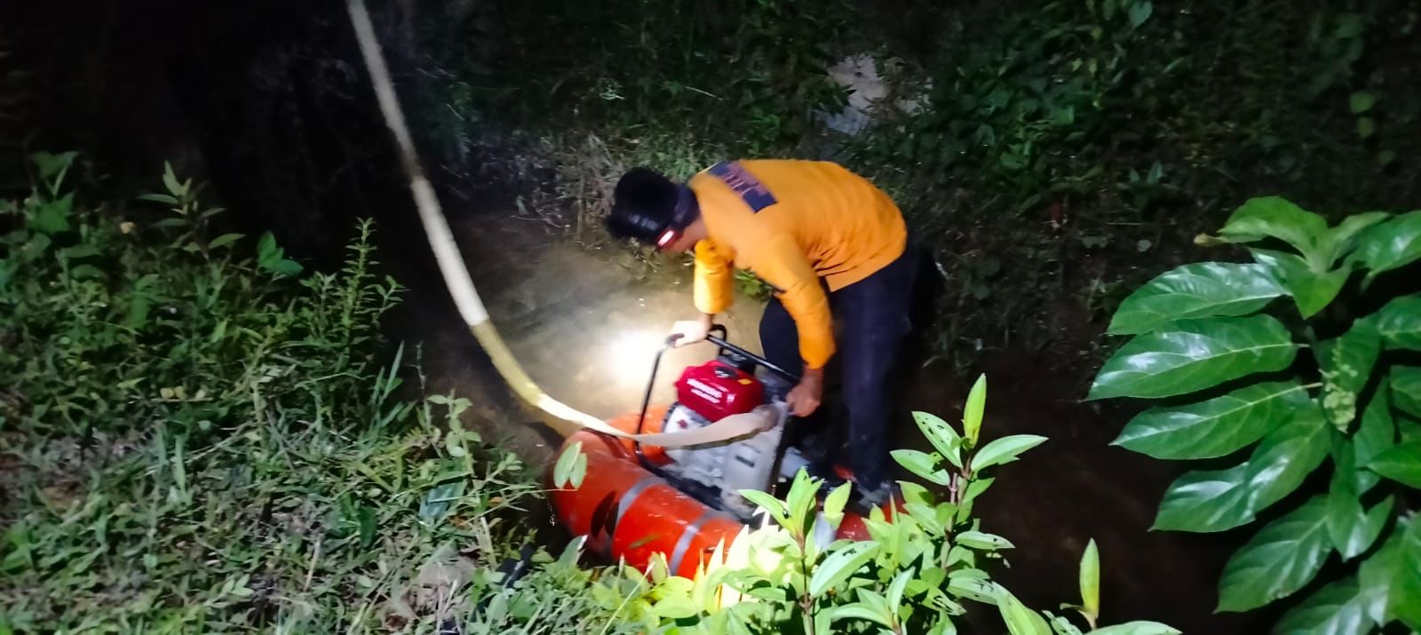 "Petugas dari tim gabungan berupaya memadamkan api yang membakar lahan di Nagari Kapuh, Kecamatan XI Koto Tarusan, Kabupaten Pesisir Barat, Sabtu (19/7). Sumber Foto: BPBD Kabupaten Pesisir Selatan"