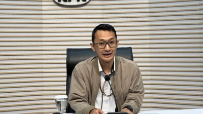 Juru Bicara KPK, Budi Prasetyo, memberikan keterangan resmi terkait penyitaan uang Rp100,7 miliar dari tersangka korupsi Siman Bahar. (Dok. Instagram/@official.kpk)