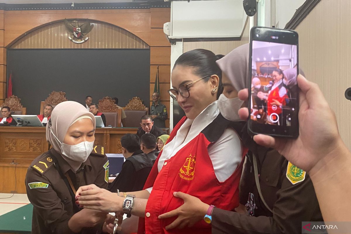 Nikita Mirzani seusai mengikuti jalannya persidangan perdana kasus dugaan pemerasan dan TPPU di Pengadilan Negeri Jakarta Selatan. (Dok. Ist)