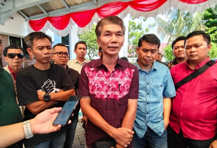 Puluhan anggota CU Lantang Tipo saat melakukan audiensi dengan perwakilan Bank BTN Cabang Pontianak untuk menuntut pembayaran dana sebesar Rp33,6 miliar di Pontianak, Kamis (7/8/2025). (Dok. Ist)