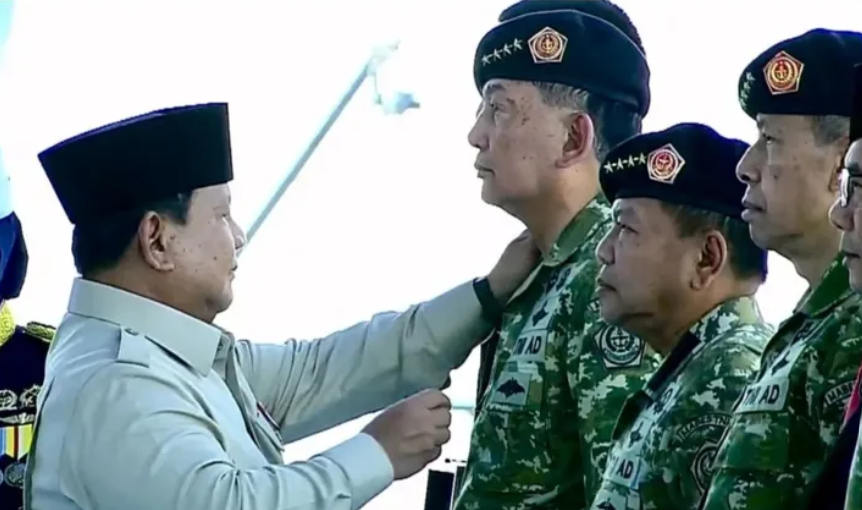 Presiden Prabowo Subianto memberikan penghargaan jenderal kehormatan bintang tiga dan dua saat Upacara Gelar Pasukan Operasional dan Kehormatan Militer di Pusdiklatpassus Kopassus. (Dok. YouTube/Puspen TNI)