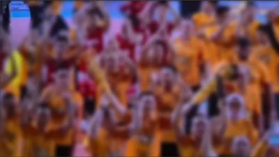 AS, yang disebut-sebut sebagai 'raja tambang ilegal' Kalbar, berbaur dengan petinggi kepolisian dalam acara perayaan kemenangan klub voli Bhayangkara Presisi. Kehadirannya memicu kontroversi di tengah isu reformasi Polri. (Dok. Faktakalbar.id)